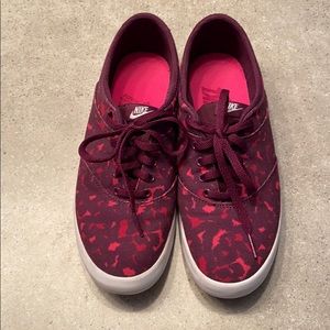 Women’s Size 7 Nike Mini Sneaker Lace Print
